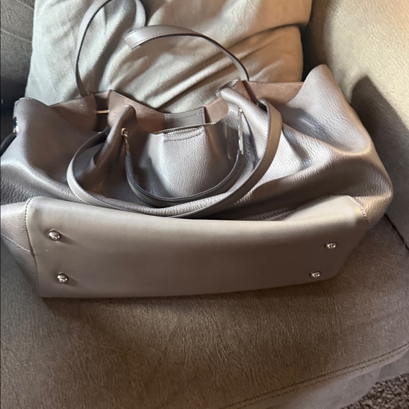 Elegant Taupe Leather Tote Bag - Picture 3 of 3